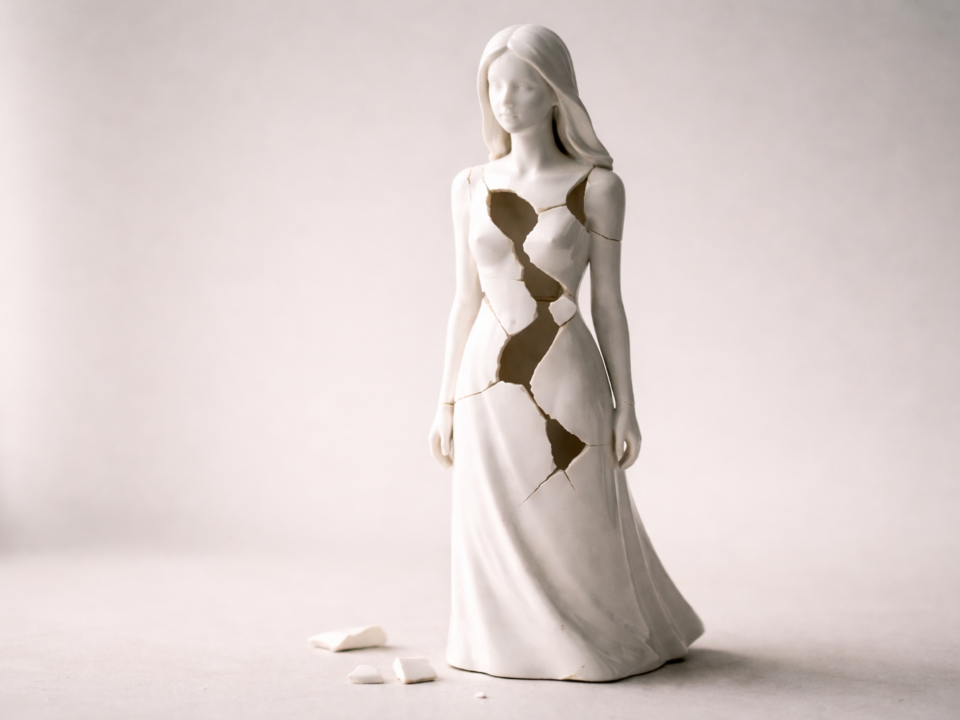 Il trauma spiritualizzato è quando prendi una ferita e la vesti da saggezza, così nessuno la vede, nemmeno tu. È quando il dolore chiede presenza e tu gli rispondi con un concetto. Quando il corpo si stringe e tu gli metti sopra una frase alta, come una coperta profumata. Sembra guarigione, ma spesso è solo una fuga più raffinata, una dissociazione elegante, una salita verso il “senso” per non toccare il “sentire”.