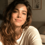 Ci sono momenti in cui restare sembra più facile che lasciare. Restare in una relazione che svuota, in un lavoro che spegne, in una situazione che non nutre più, ma che almeno ha il volto rassicurante del conosciuto. Ci diciamo che serve pazienza, che forse passerà, che non è il momento giusto, che in fondo si può sopportare ancora. Ma spesso quella non è pazienza. È paura travestita da resistenza.
