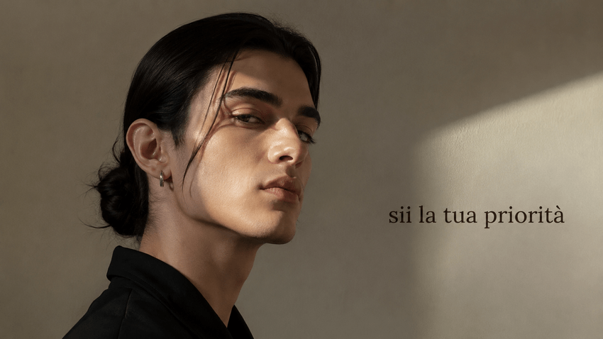 A volte il tradimento di sé comincia da un “fa niente”. Lo dici con educazione, mentre dentro importa eccome. Lo dici per accorciare un disagio, per calmare l’aria, per evitare una discussione o per restare amabile. E ogni volta il tuo sentire viene accompagnato un po’ più in fondo, come qualcosa da sistemare dopo. Solo che quel dopo diventa abitudine, e l’abitudine diventa un modo di stare nella vita. Anche se nessuno lo nomina.