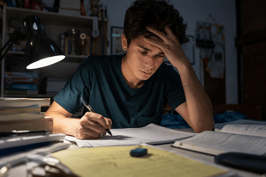 La maturità è molto più di un esame. È una soglia di vita, un cambiamento che passa dal sonno, dalla memoria, dalla concentrazione e dal modo in cui un ragazzo guarda sé stesso. Ridurla allo studio significa vedere solo la superficie. Davanti a quella prova si muove molto di più: tensione emotiva, paura del giudizio, bisogno di conferma, timore di deludere e quella sensazione profonda di essere arrivati a un passaggio che chiede qualcosa di nuovo.